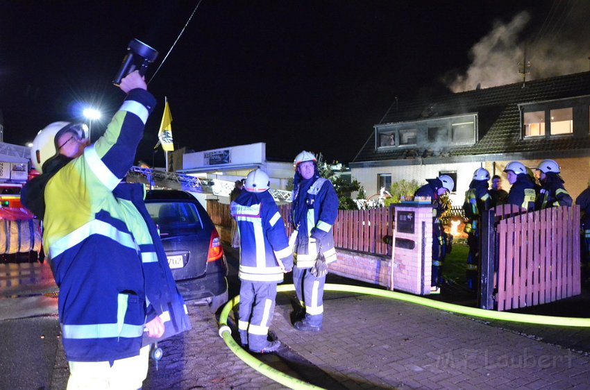 Feuer 4 Koeln Immendorf Giesdorfer Allee P240.JPG